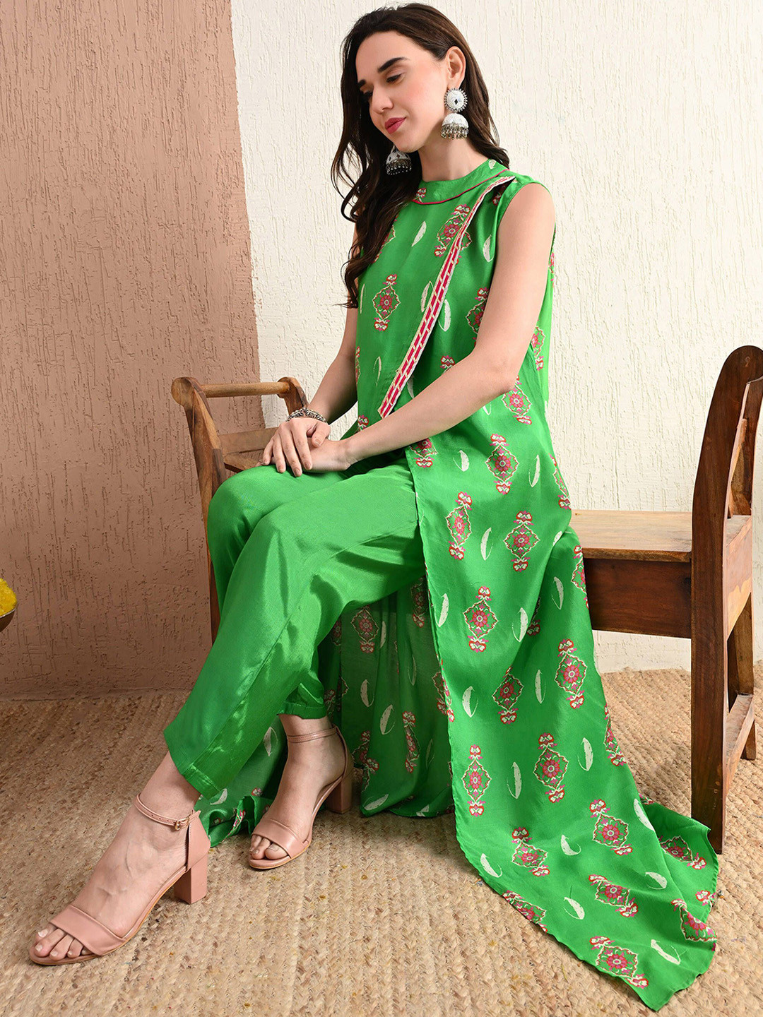 

YELLOW PARROT Floral Printed Cotton Blend Sleeveless Kurta With Trousers, Green