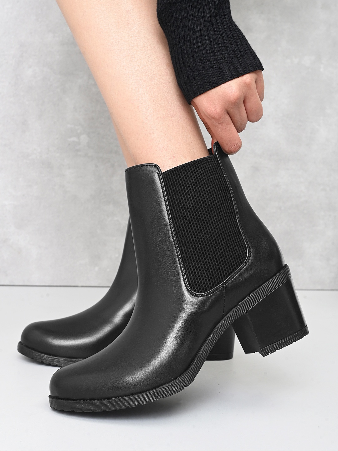 

The Roadster Lifestyle Co. Women Block-Heeled Mid-Top Chelsea Boots, Black