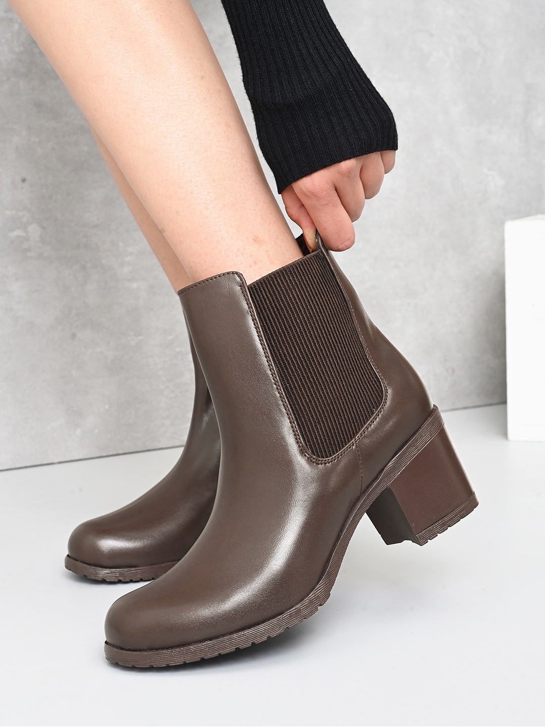 

The Roadster Lifestyle Co Women Block-Heeled Chelsea Boots, Brown