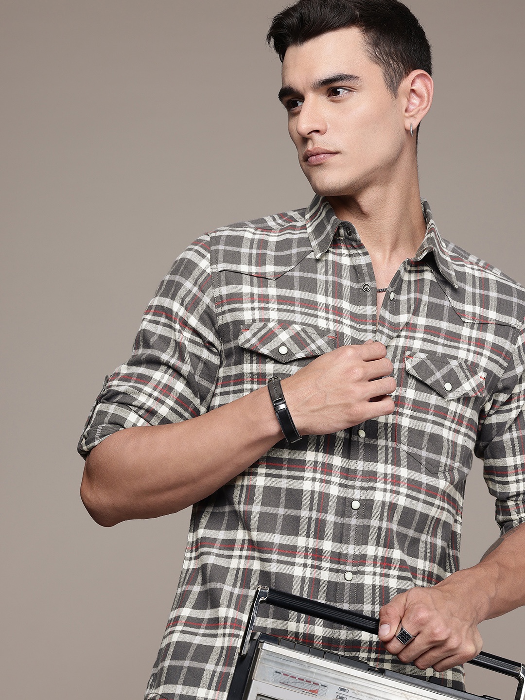 

The Roadster Lifestyle Co. Men Checked Pure Cotton Casual Shirt, Grey