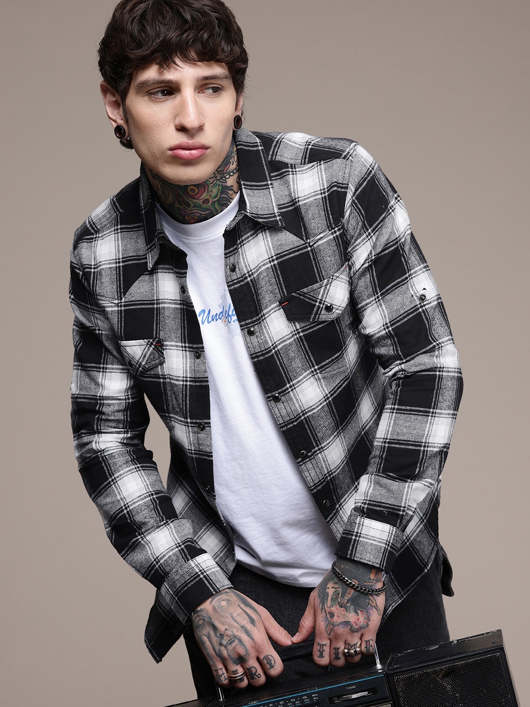 

The Roadster Lifestyle Co. Men Checked Pure Cotton Casual Shirt, Black