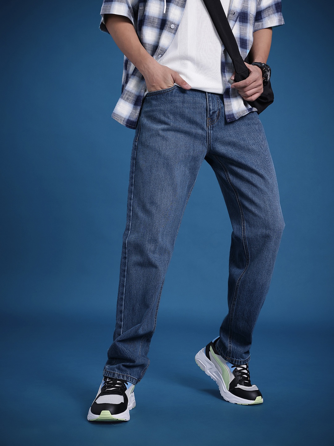 

The Roadster Lifestyle Co. Men Relaxed Fit Light Fade Pure Cotton Jeans, Blue