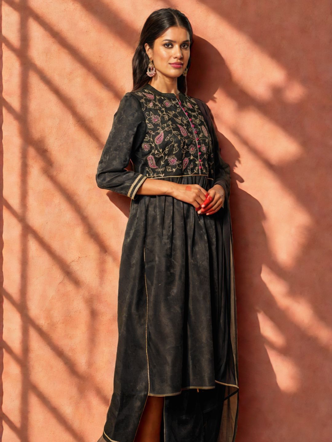 

Sangria Women Velvet Ethnic Kurta Set, Black