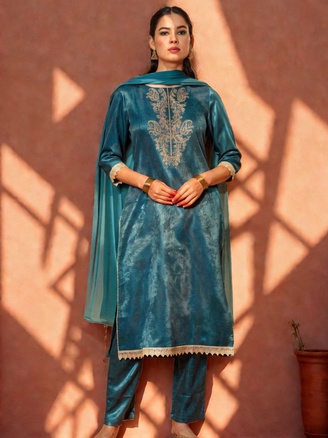 

Sangria Women Velvet Ethnic Kurta Set, Blue