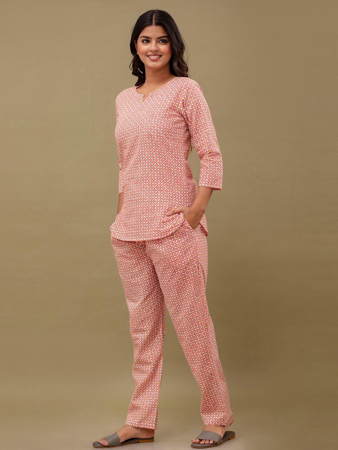 

LIVING ROOTS Women Geometric Printed Pure Cotton Night Suit, Pink