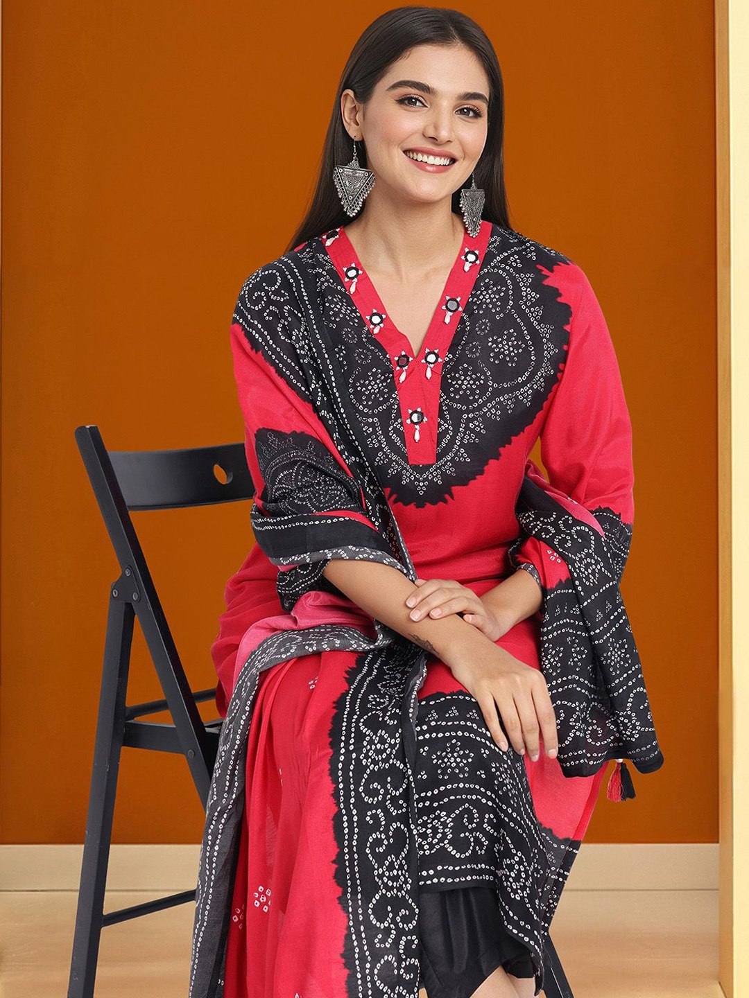 

Ishin Bhandani Printed V-Neck Straight Kurta With Trousers And Dupatta, Red