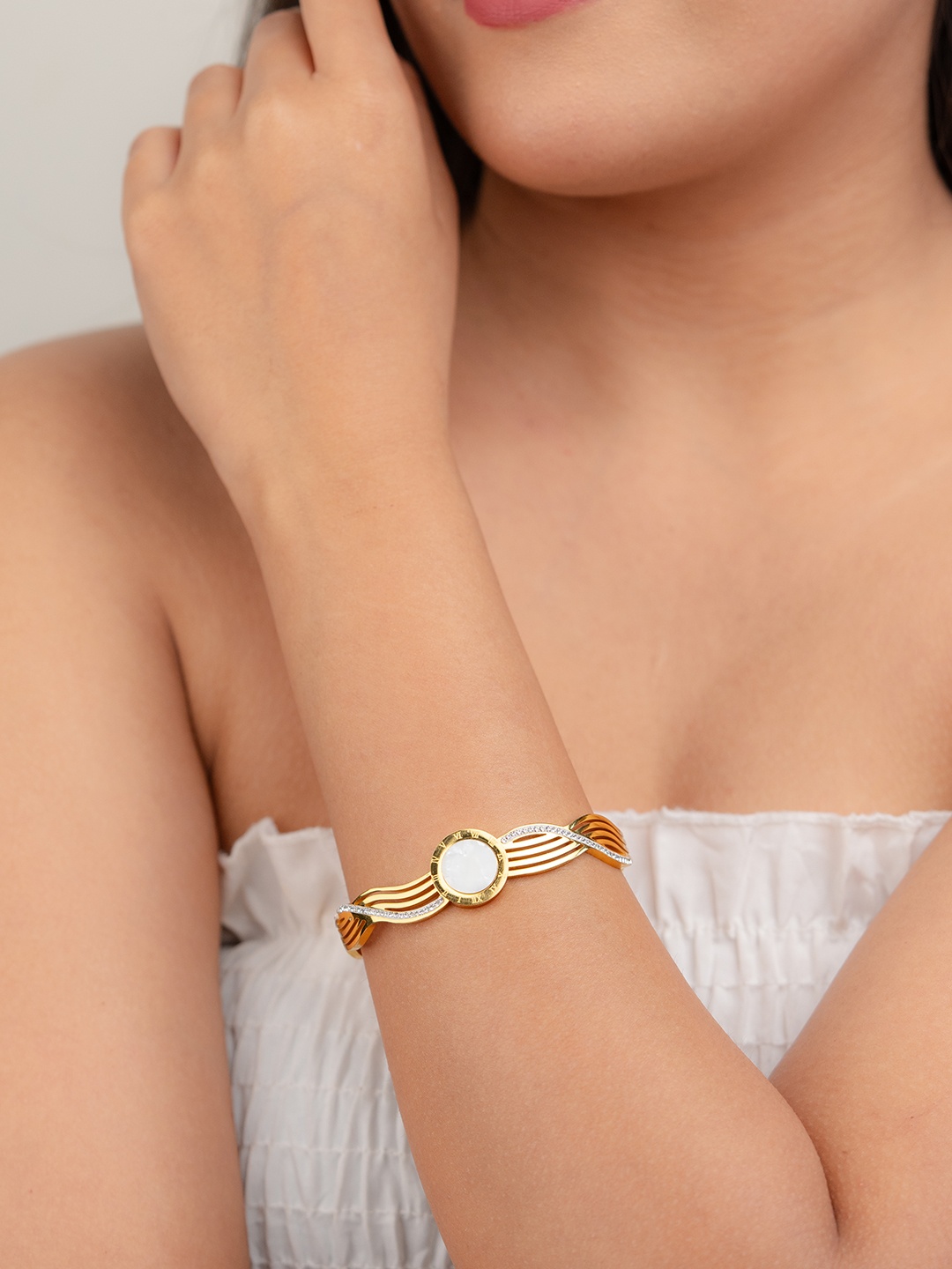 

Zeraki Jewels Gold-Plated Stainless Steel Bangle-Style Bracelet