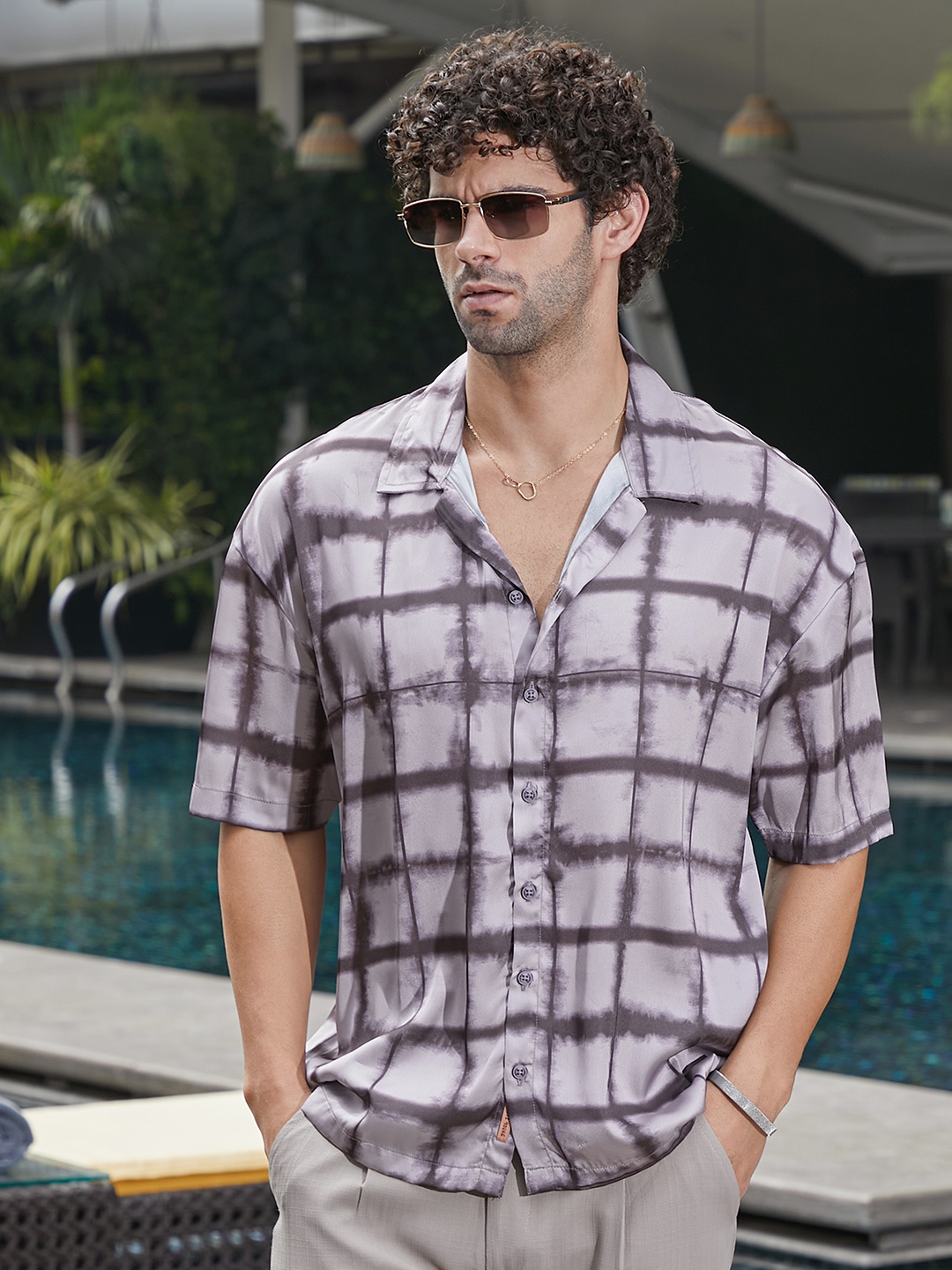 

Campus Sutra Men Comfort Windowpane Checks Opaque Printed Casual Shirt, Grey
