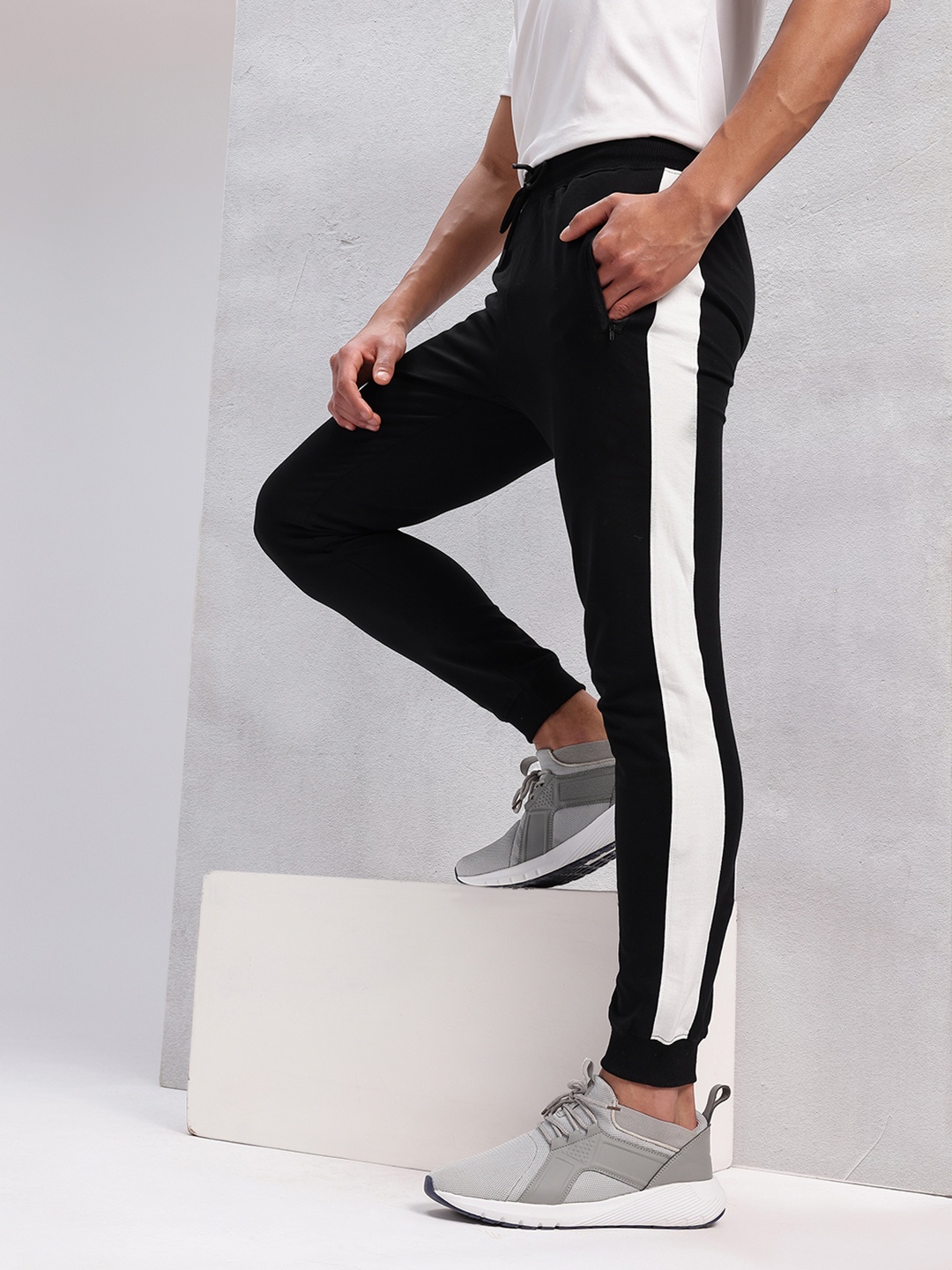 

HRX by Hrithik Roshan Men Solid Active Joggers with Side Striped Detail, Black