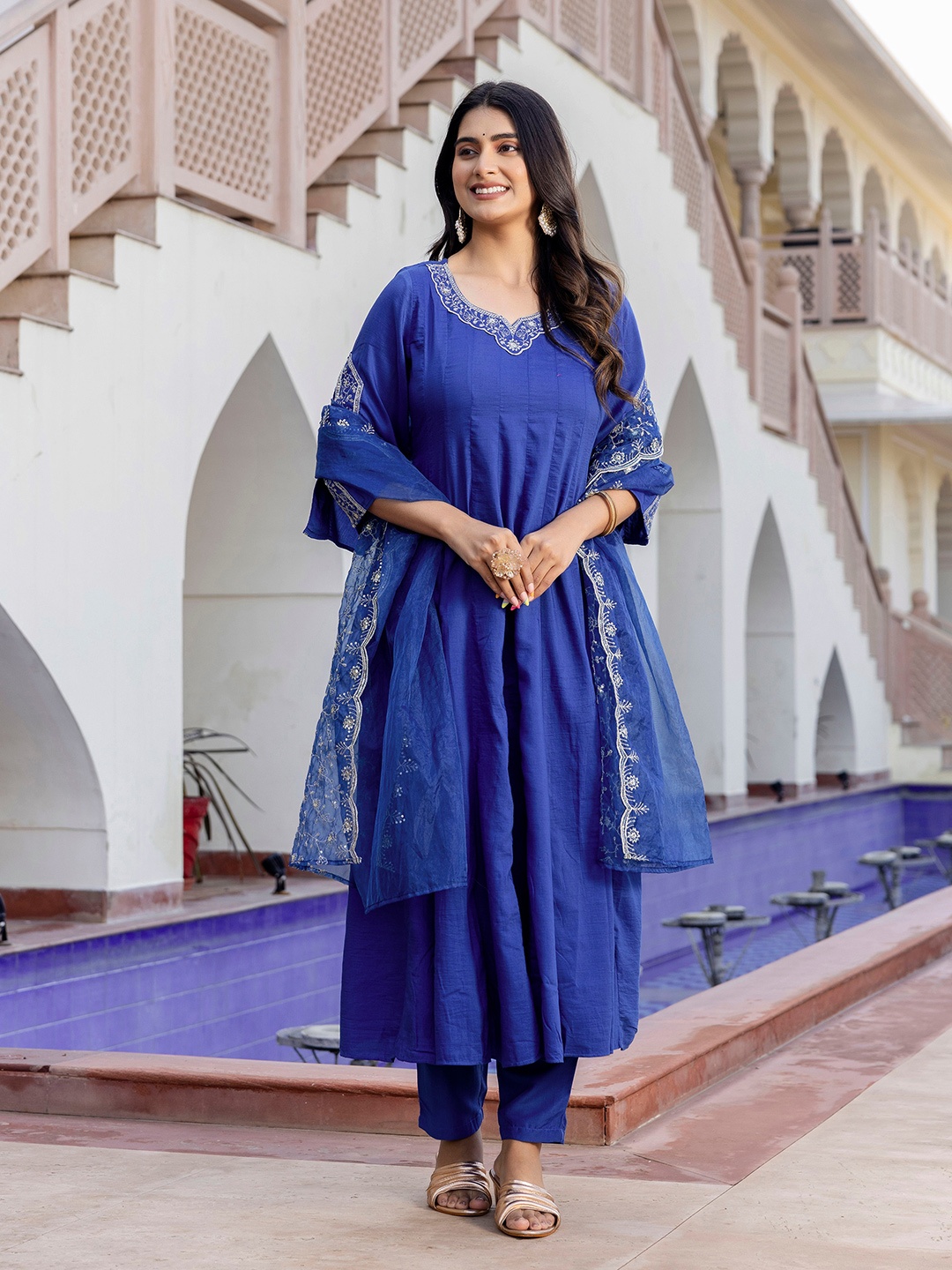 

Navlik Women Floral Embroidered Regular Kurta with Trousers & With Dupatta, Blue