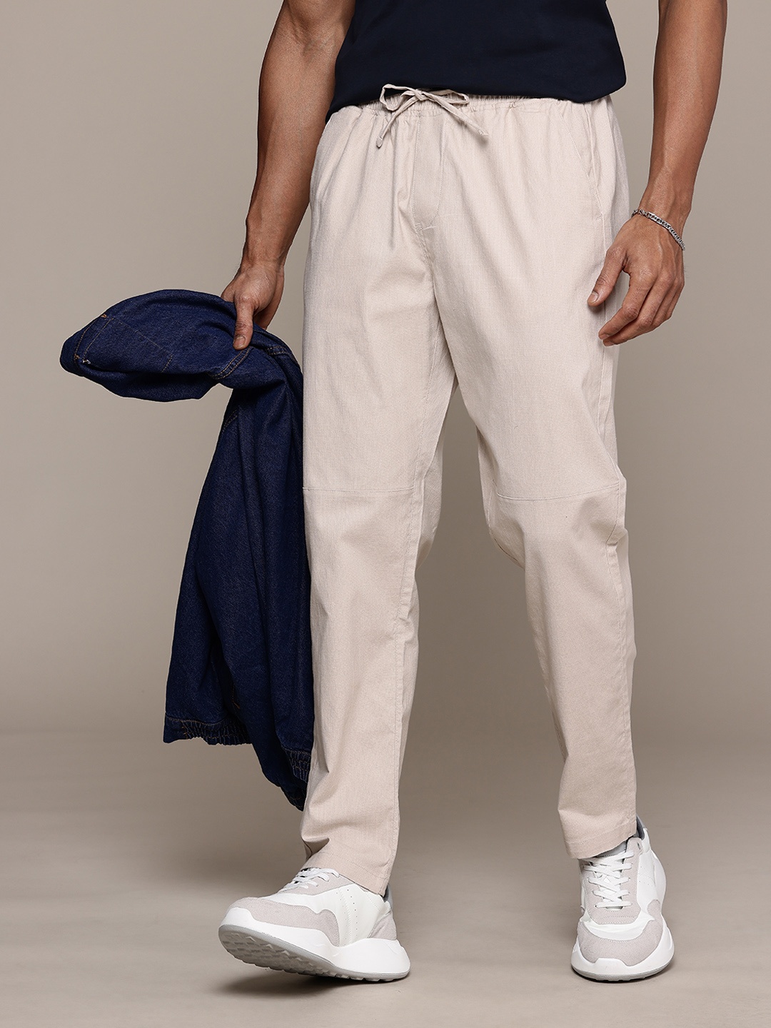 

The Roadster Lifestyle Co. Men Relaxed Cotton Linen Trousers, Off white