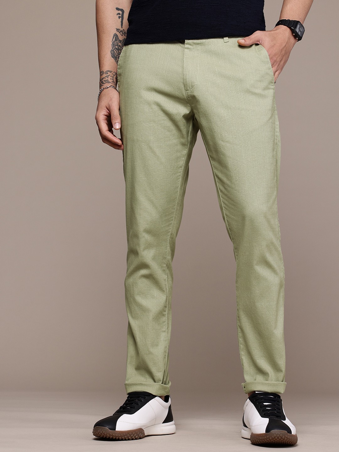 

The Roadster Lifestyle Co. Men Smart Solid Linen Trousers, Green