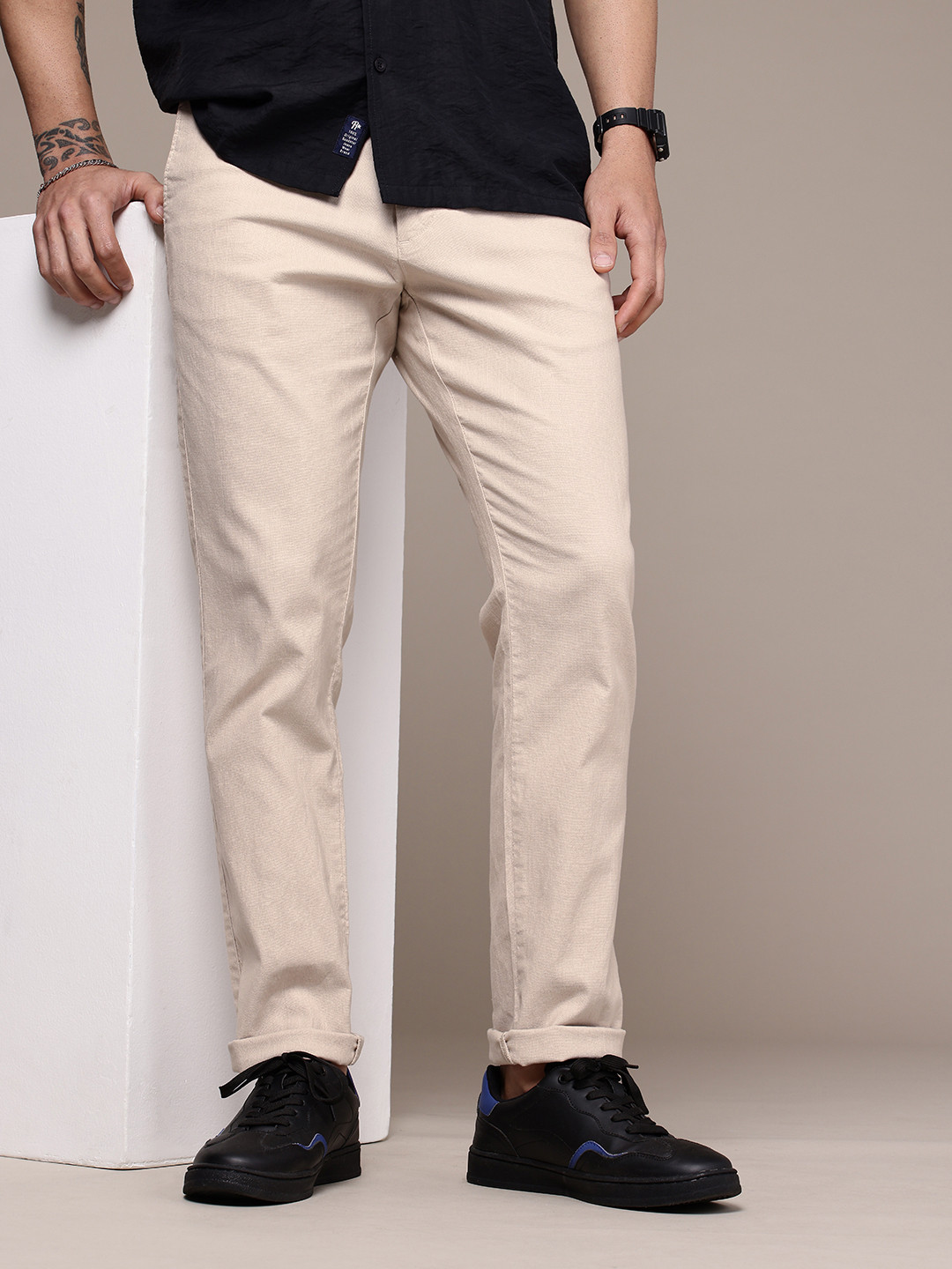 

The Roadster Lifestyle Co. Men Smart Solid Linen Trousers, Beige