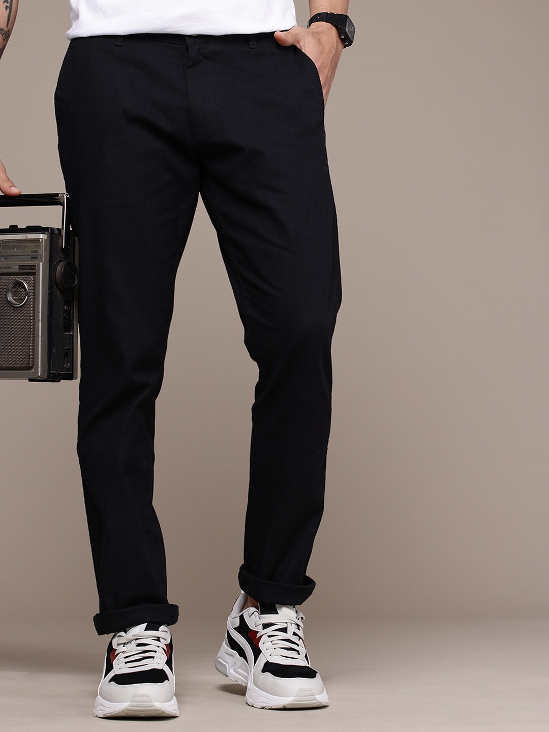 

The Roadster Lifestyle Co. Men Smart Solid Linen Trousers, Black