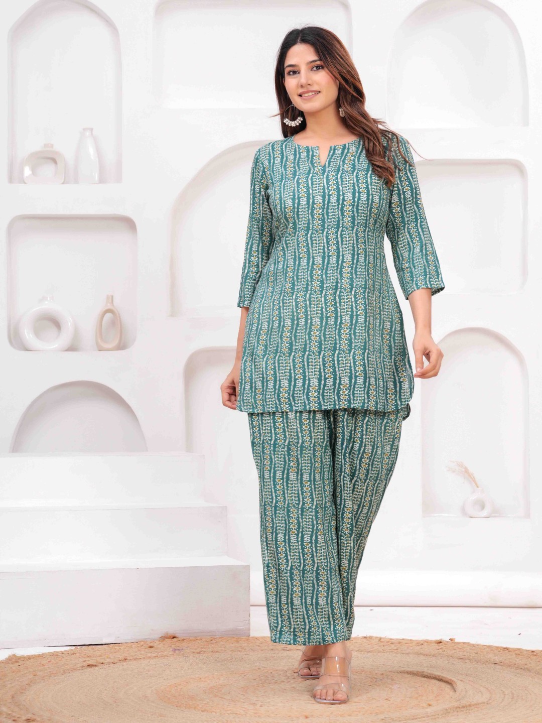 

NNAVDHA Floral Printed Notch-Neck Pure Cotton Tunic With Trouser, Green