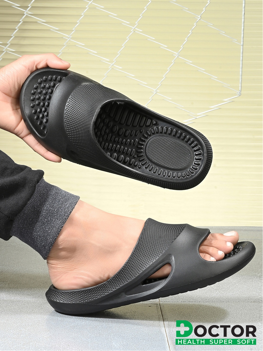 

DOCTOR HEALTH SUPER SOFT Men Self Design Sliders, Black