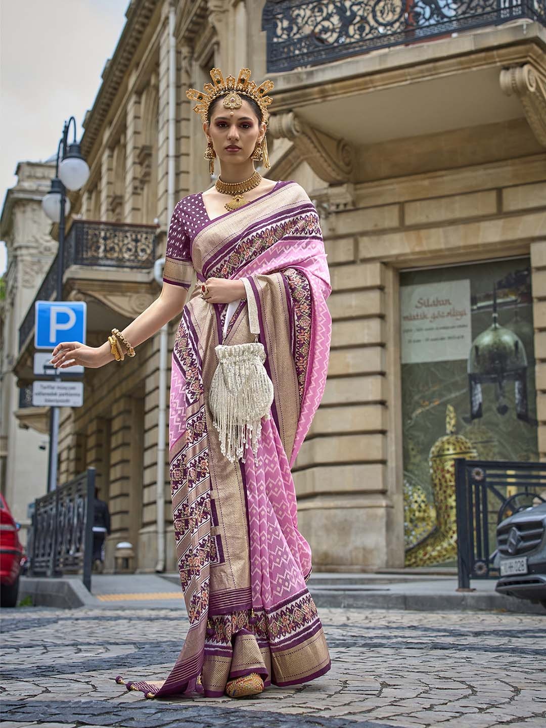 

AVANSHEE Ethnic Motifs Printed Zari Saree, Pink