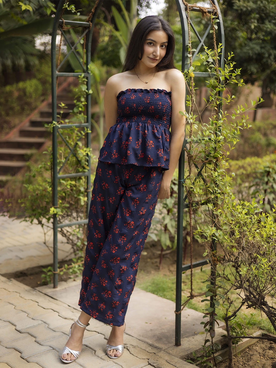 

EROTISSCH Blue & Red Floral Printed Strapless Top With Trousers