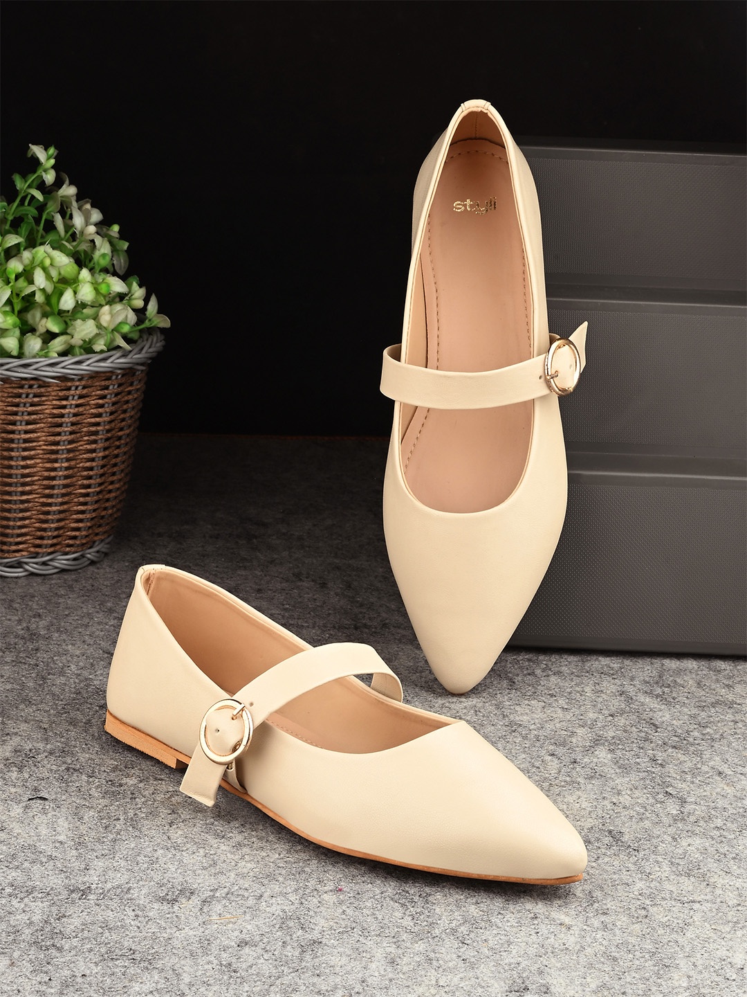 

Styli Flat Ballerinas with Buckles, White