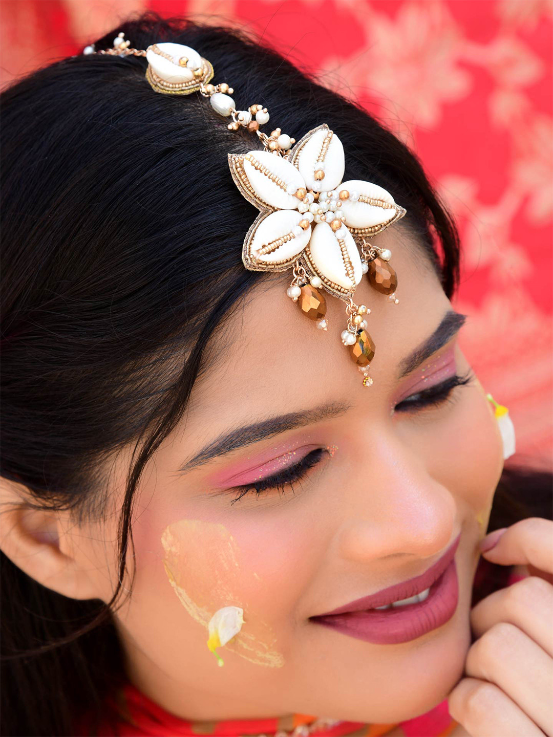 

EVERSTYLISH Sanjoya Shells, Beads & Glass Drops Embroidered Maangtika, Gold