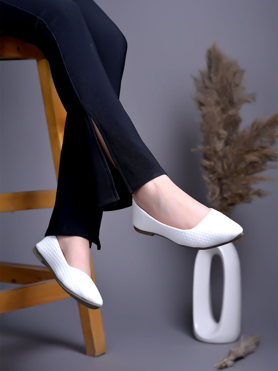 

Shoetopia Girls Textured Ballerinas Flats, White