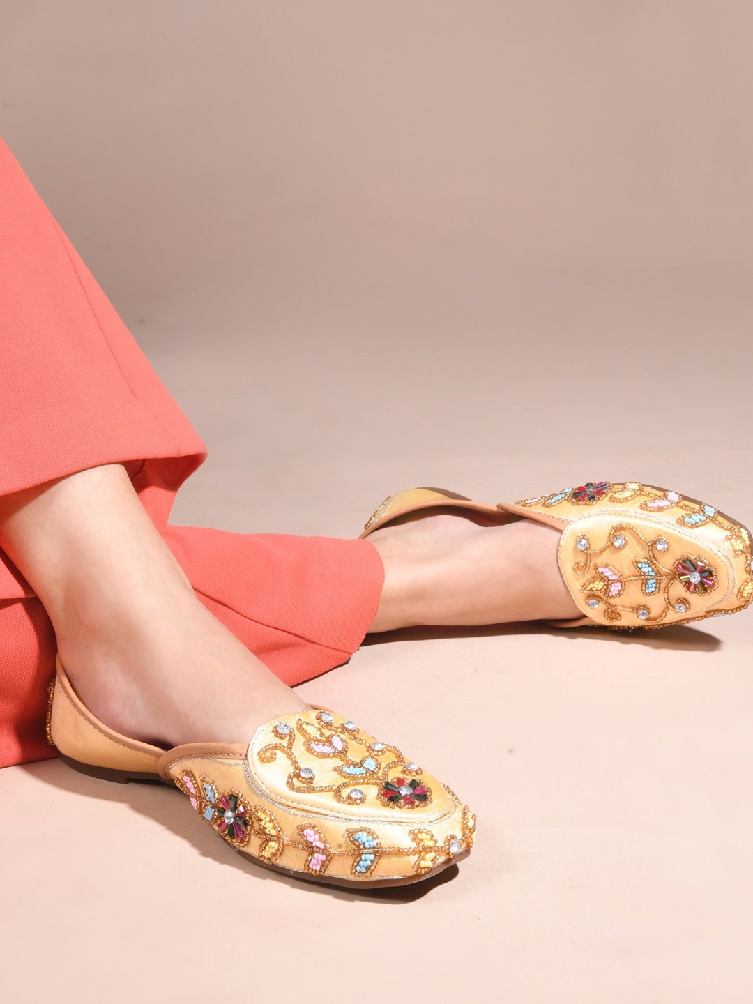 

TRYME Women Embellished Ethnic Mojaris Flats, Gold