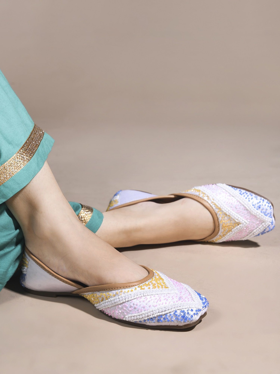 

TRYME Women Embellished Ethnic Mojaris Flats, White