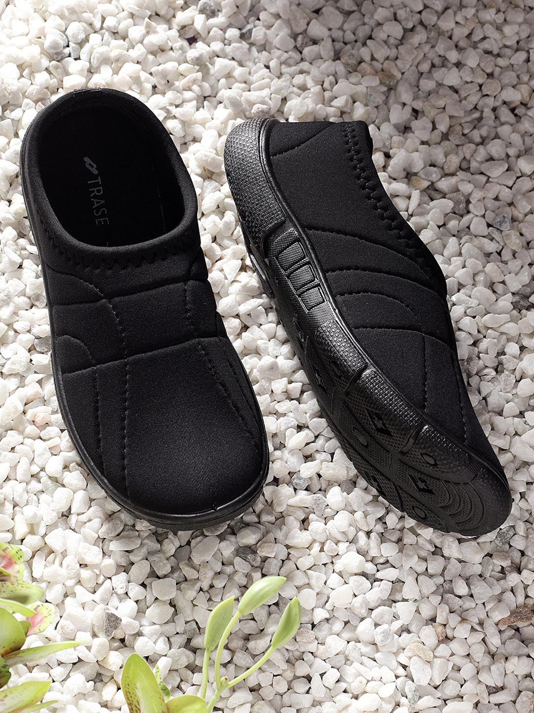

TRASE Women Round Toe Slip-On Sneakers, Black