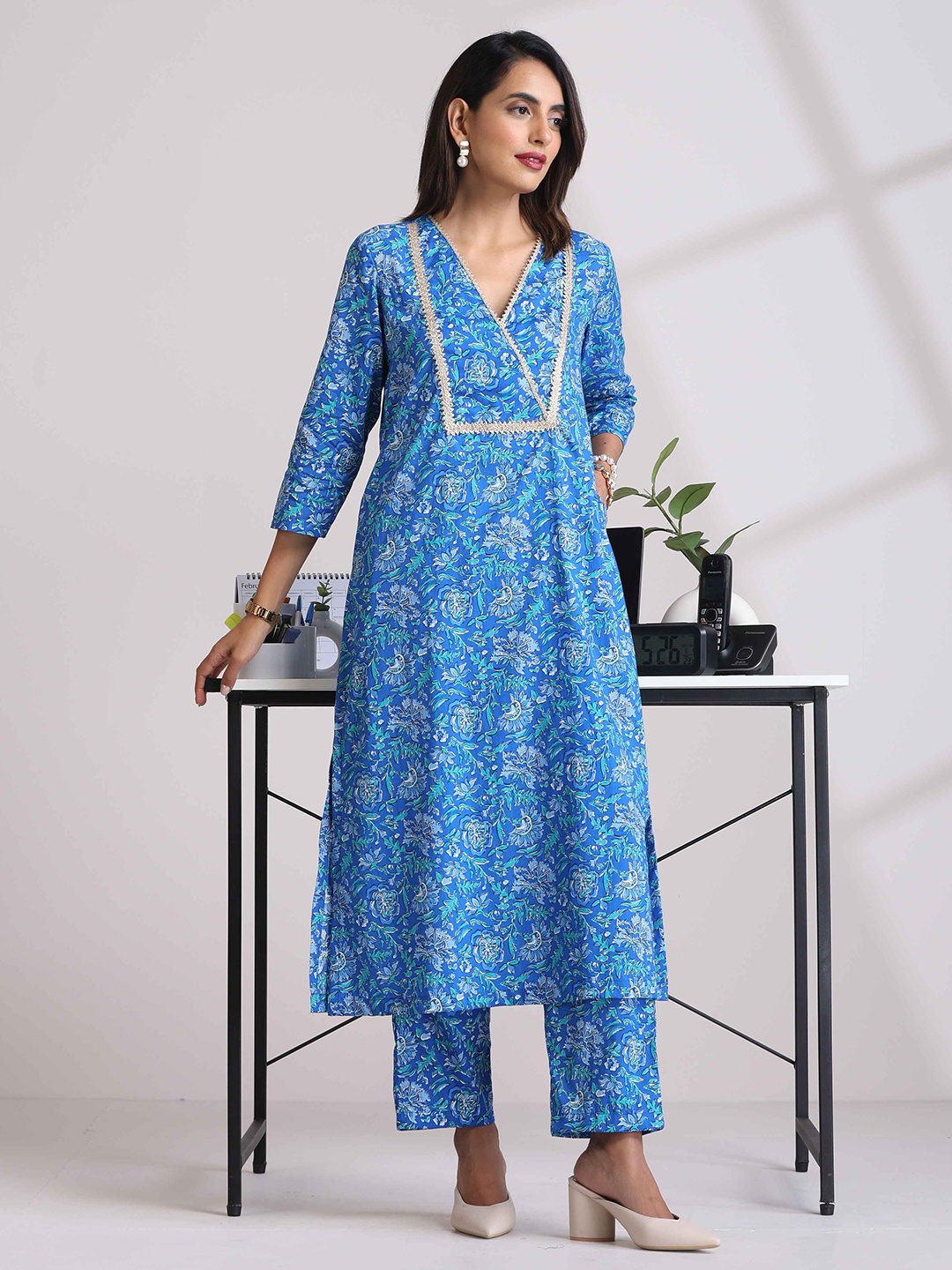 

trueBrowns Women Floral Printed Gotta Patti Regular Straight Kurta with Trousers, Blue