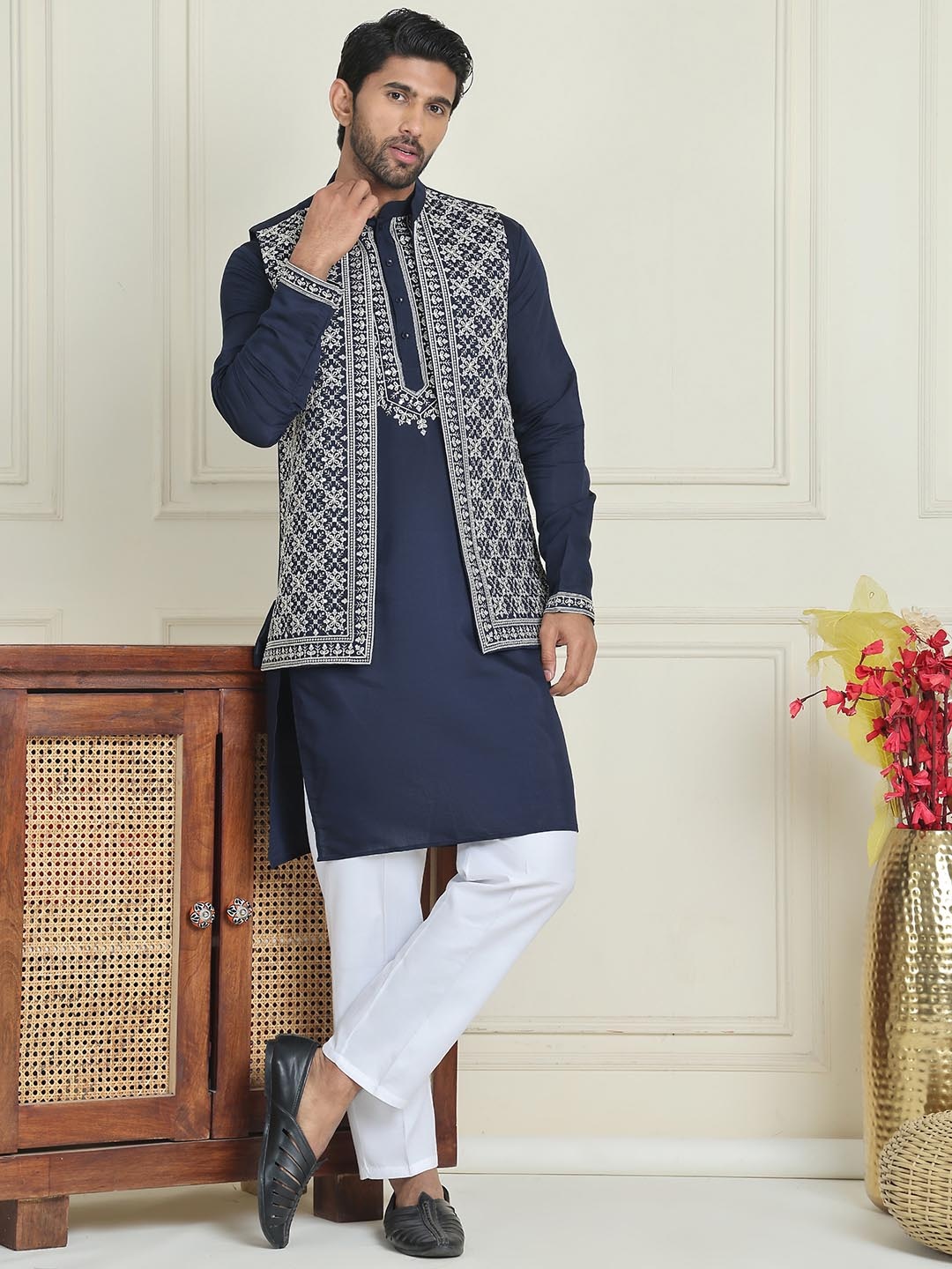 

Jompers Floral Embroidered Chikankari Mandarin Collar Straight Kurta With Pyjamas & Jacket, Navy blue