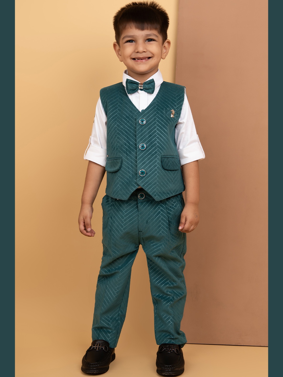 

LITTLE COLLARS Boys Self Design V-Neck Single-Breasted 3-Piece Suit, Green