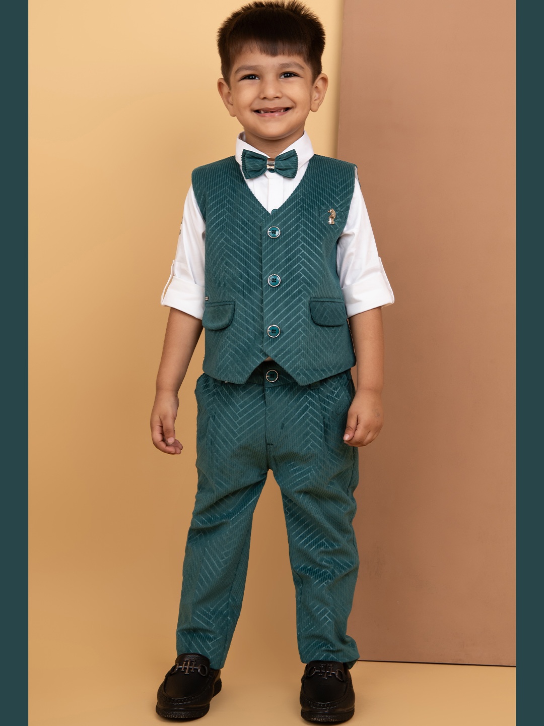 

LITTLE COLLARS Boys Self Design Velvet Suede Single-Breasted 4-Piece Suits, Teal