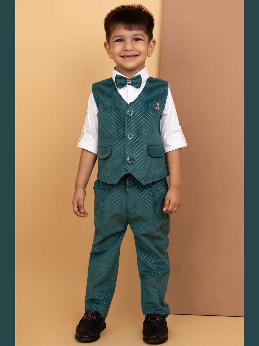 

LITTLE COLLARS Boys Self Design Velvet Suede Single-Breasted 4-Piece Suits, Teal