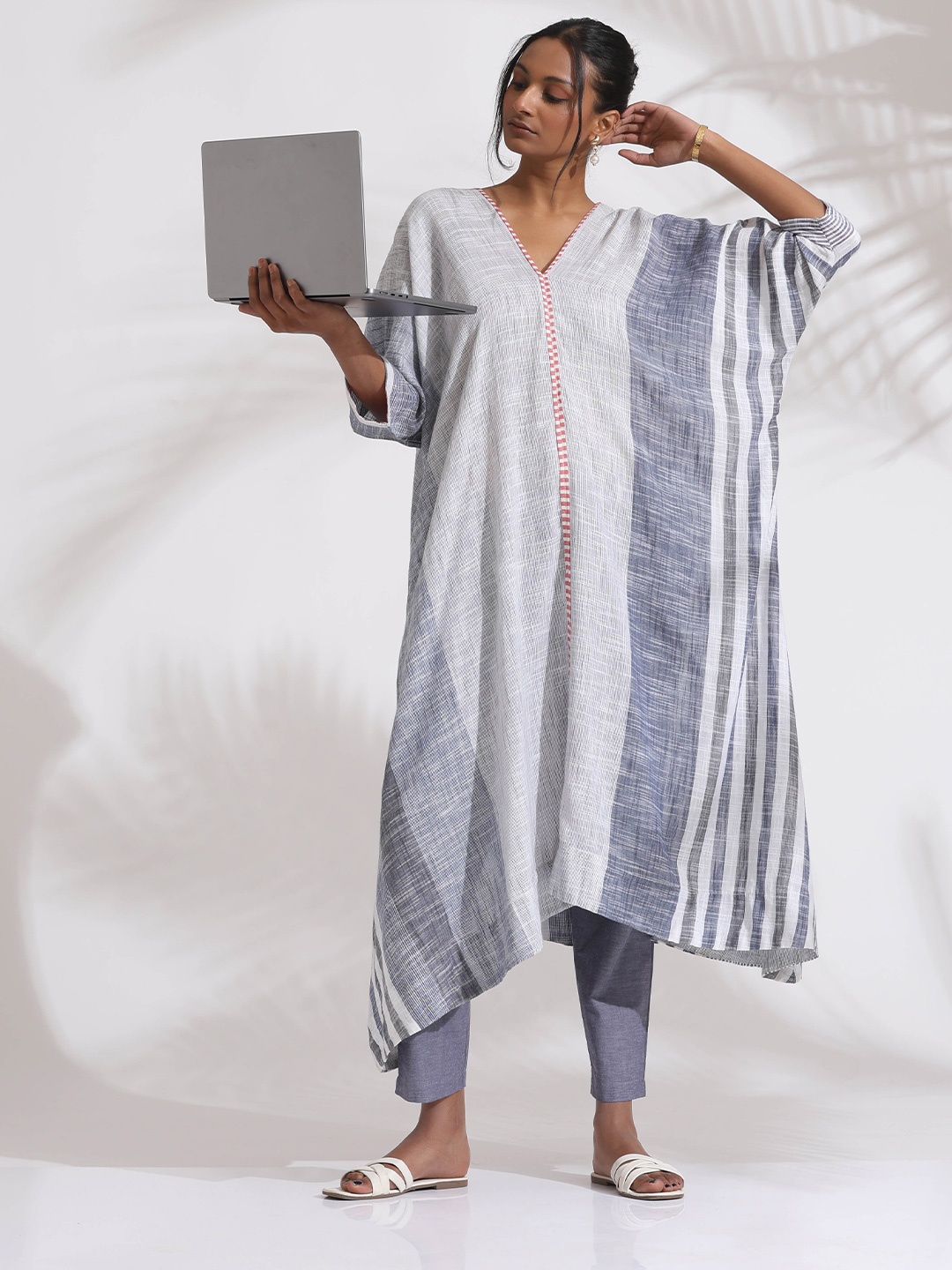 

trueBrowns Striped Extended Sleeves Regular Pure Cotton Kaftan Kurta with Trouser, Off white