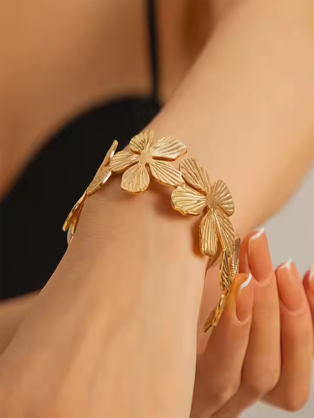 

Zaisha 18K Gold Plated Stainless Steel Flower Cuff Bangle Bracelet