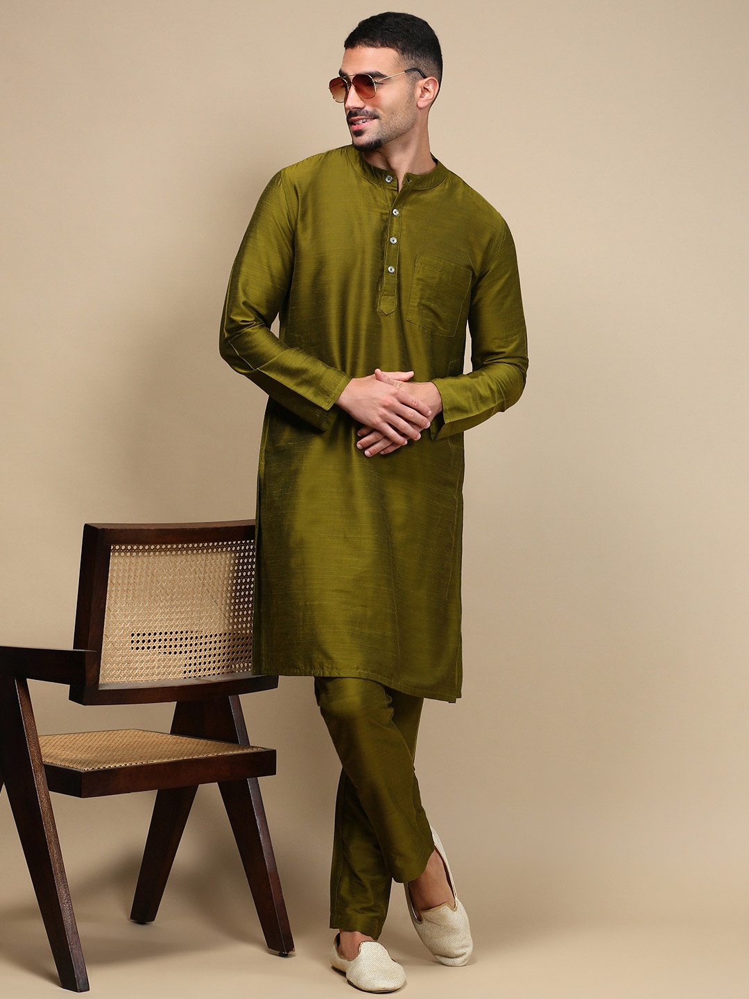 

WHITE HEART Band Collar Straight Kurta With Pyjamas, Green