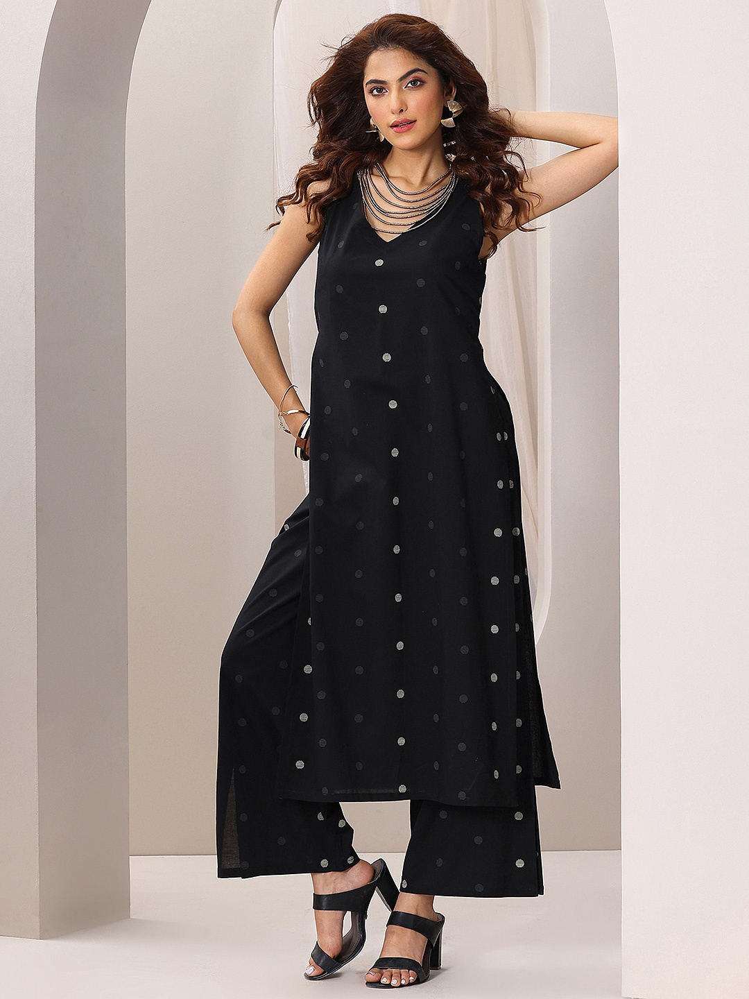

Libas Geometric Printed V-Neck Straight Kurta With Palazzos, Black