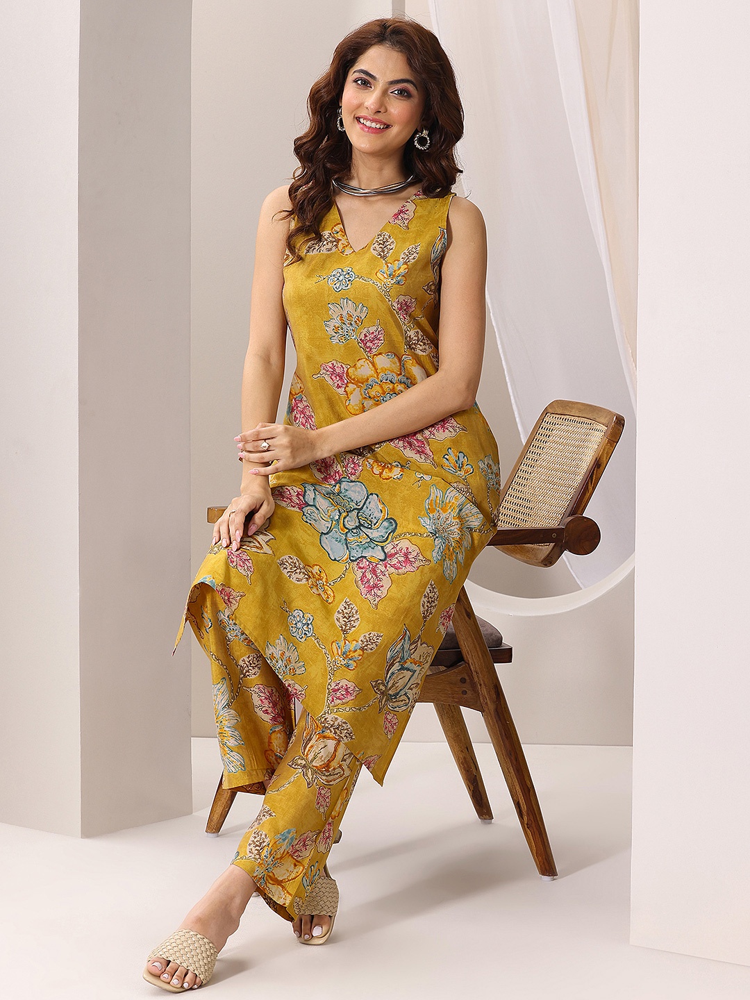 

Libas Floral Printed V-Neck Straight Kurta with Trousers, Mustard