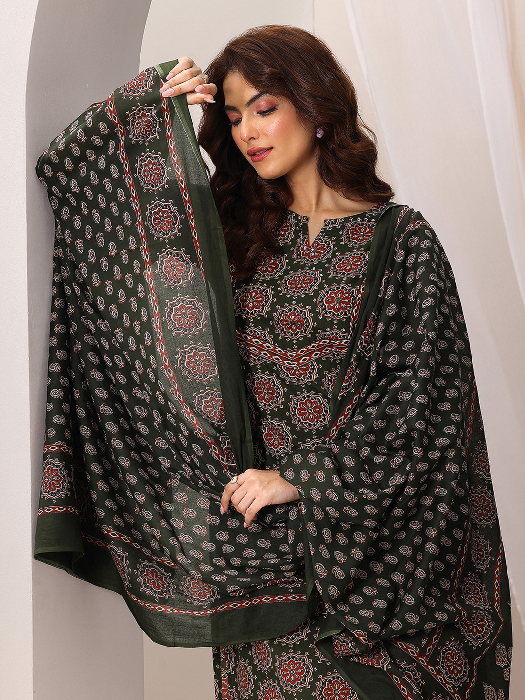 

Libas Ethnic Motifs Printed Notch Neck Straight Kurta with Trousers & Dupatta, Green