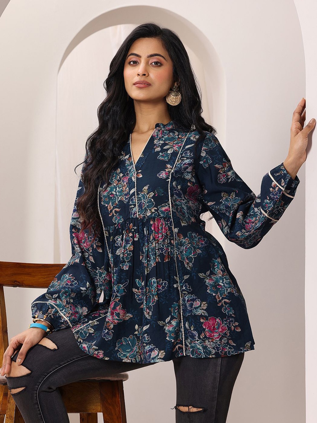 

Libas Floral Printed Panelled Kurti, Navy blue