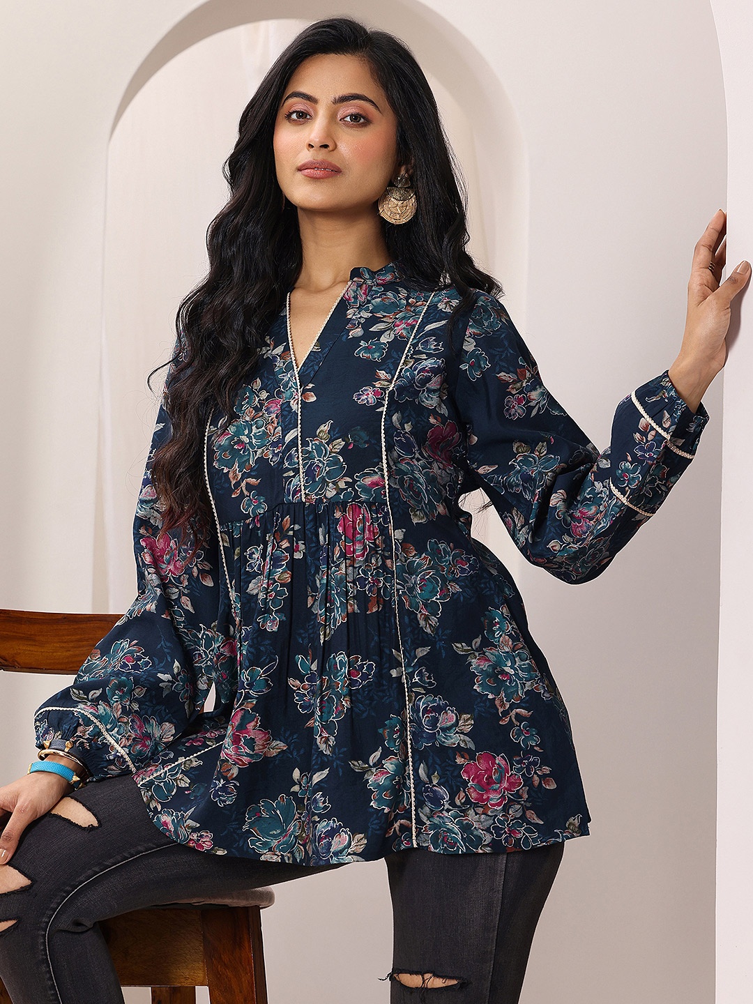 

Libas Floral Printed Panelled Kurti, Navy blue