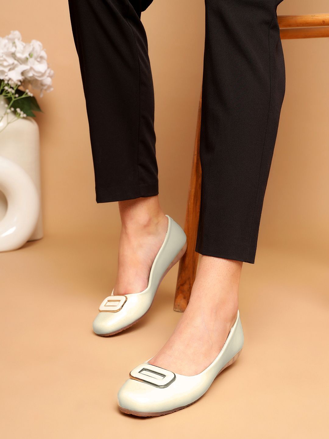 

Truffle Collection Women Round Toe Ballerinas, Off white