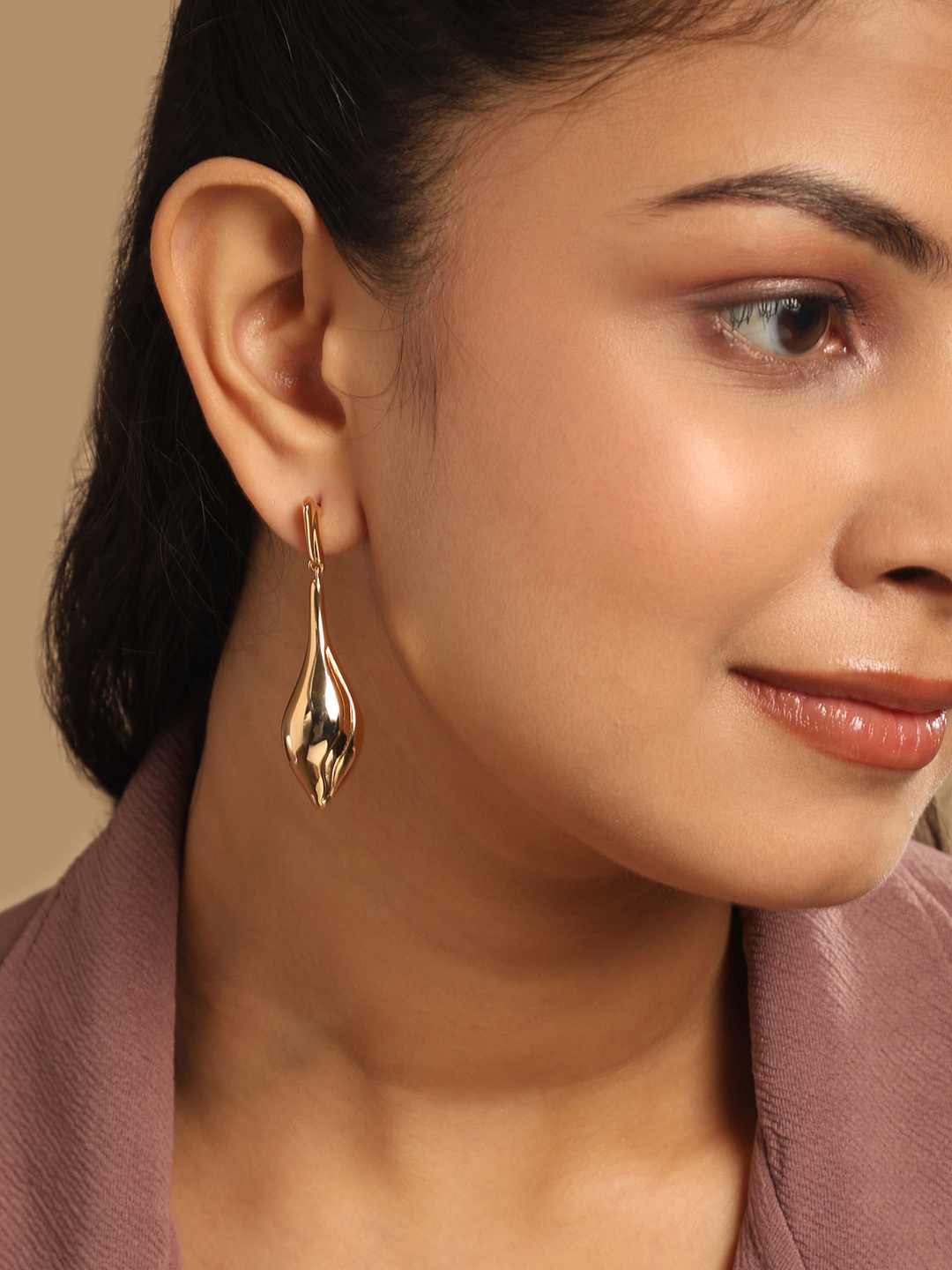 

Yinara Gold-Plated Teardrop Shaped Drop Earrings
