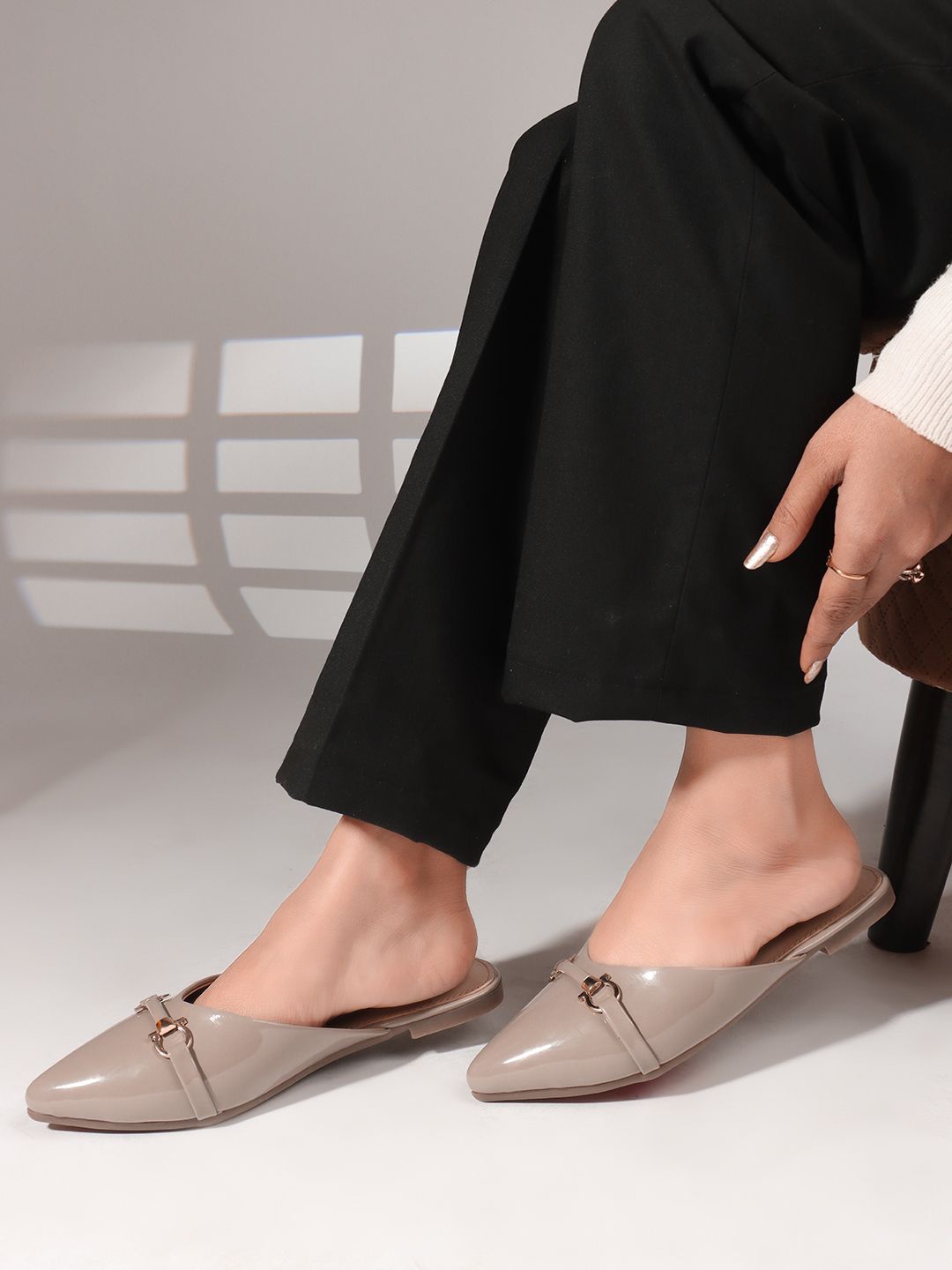 

Carlton London Women Pointed Toe Mules, Grey