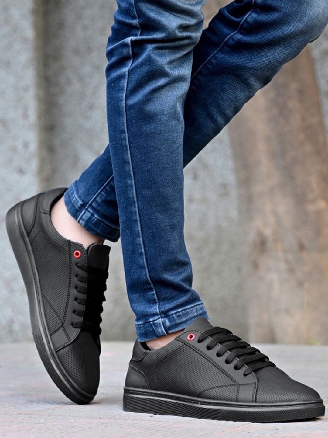 

The Roadster Lifestyle Co . Men Lightweight Casual Sneakers, Black