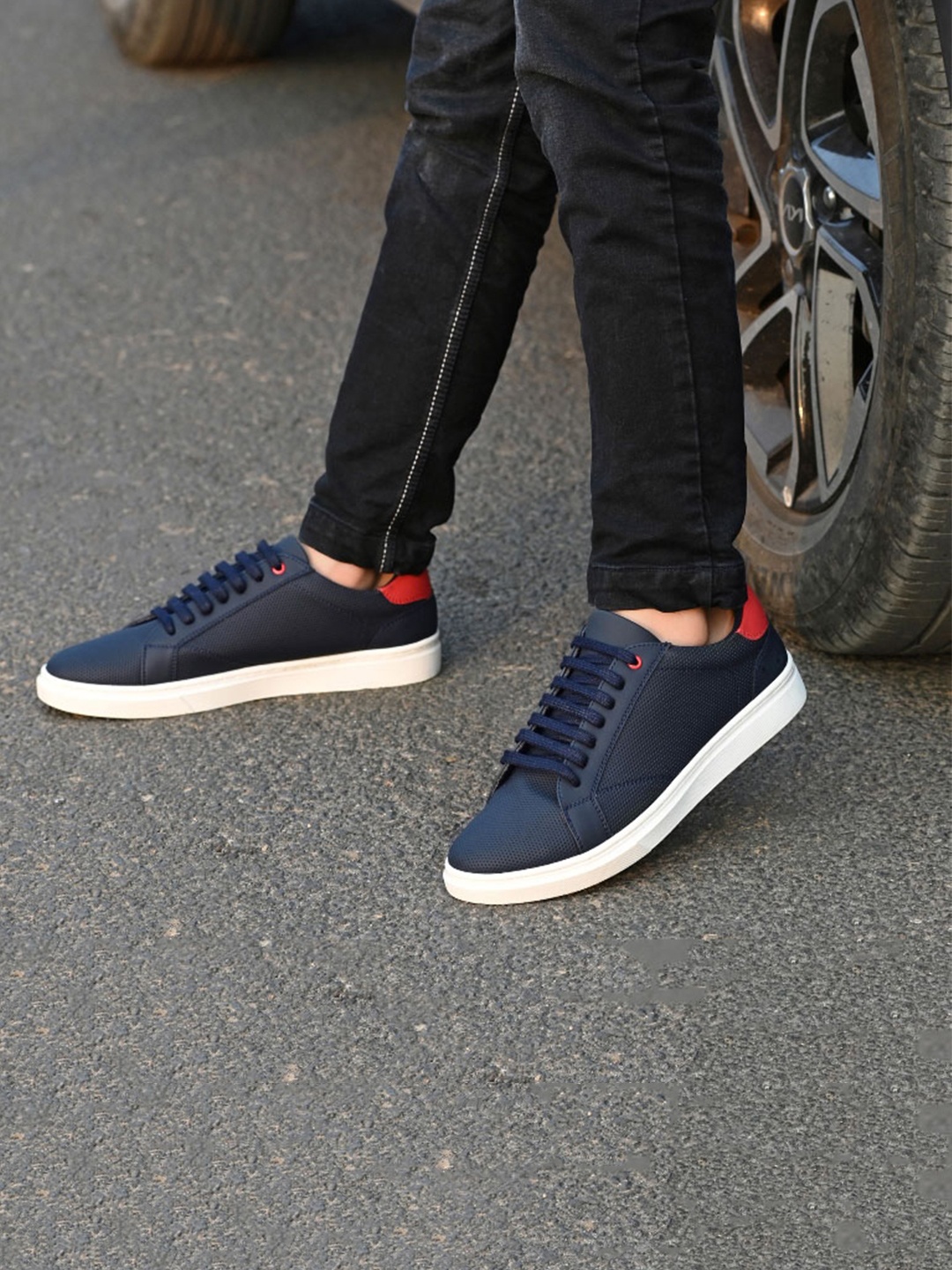 

The Roadster Lifestyle Co Men Lace-Ups Round Toe Sneakers, Navy blue
