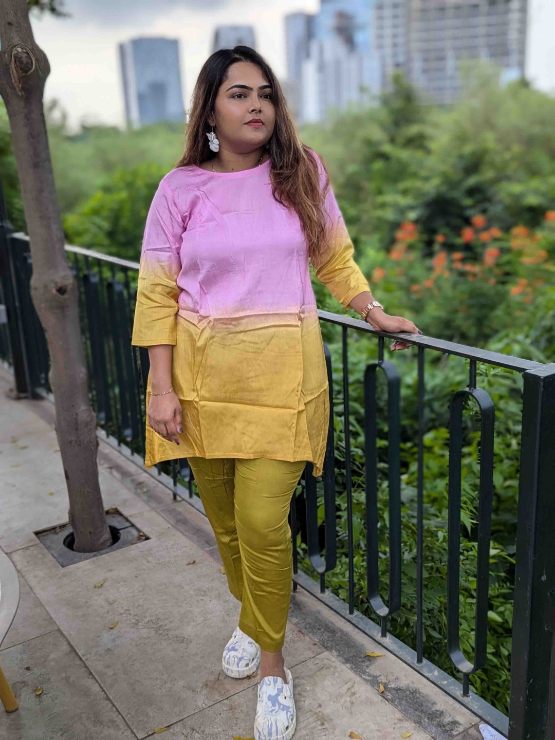 Swarna Akriti Colourblocked Raw Silk Straight Kurta With Trousers, Pink