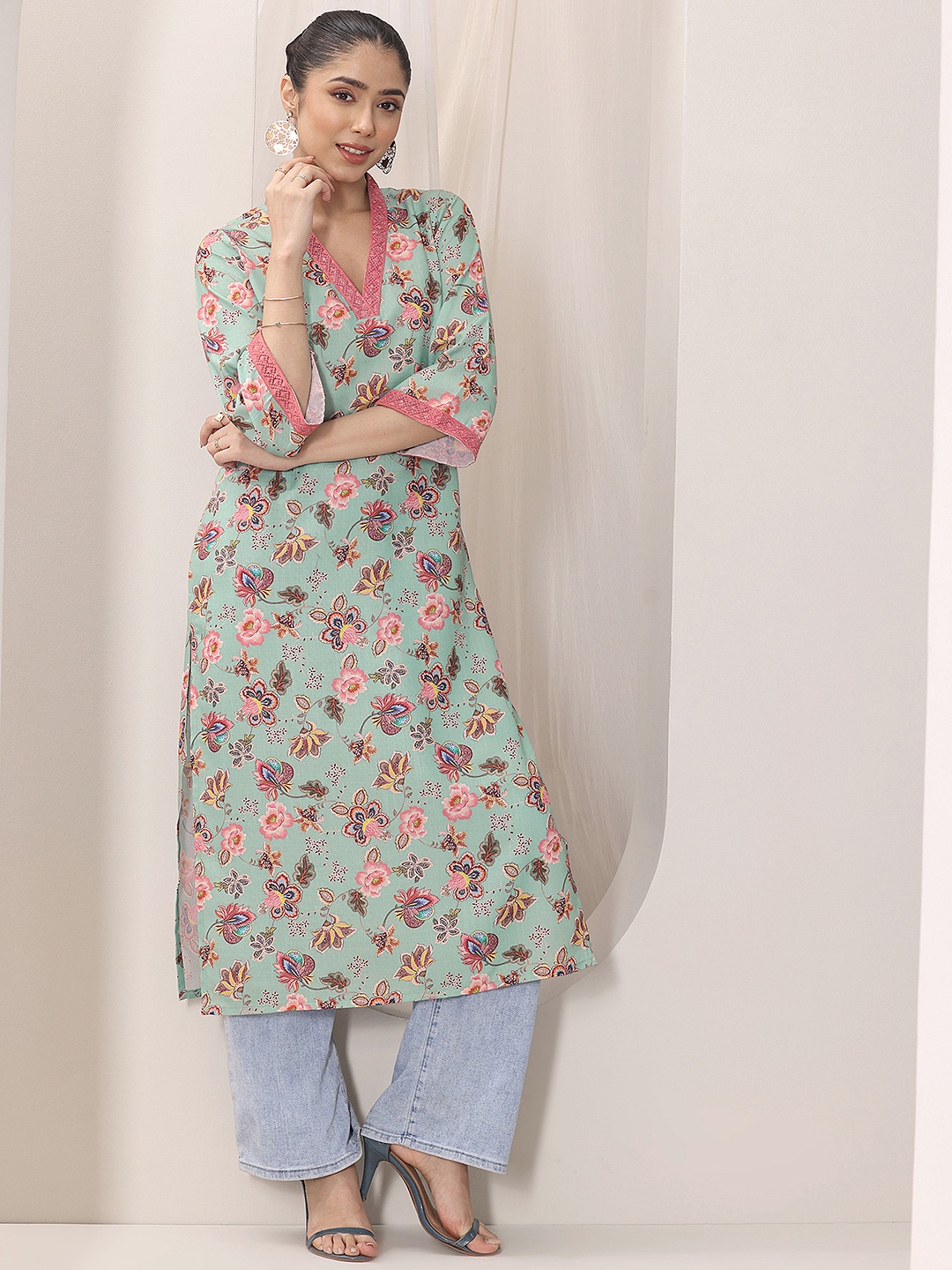 

Libas Green Floral Printed V-Neck Sequinned Straight Kurtas