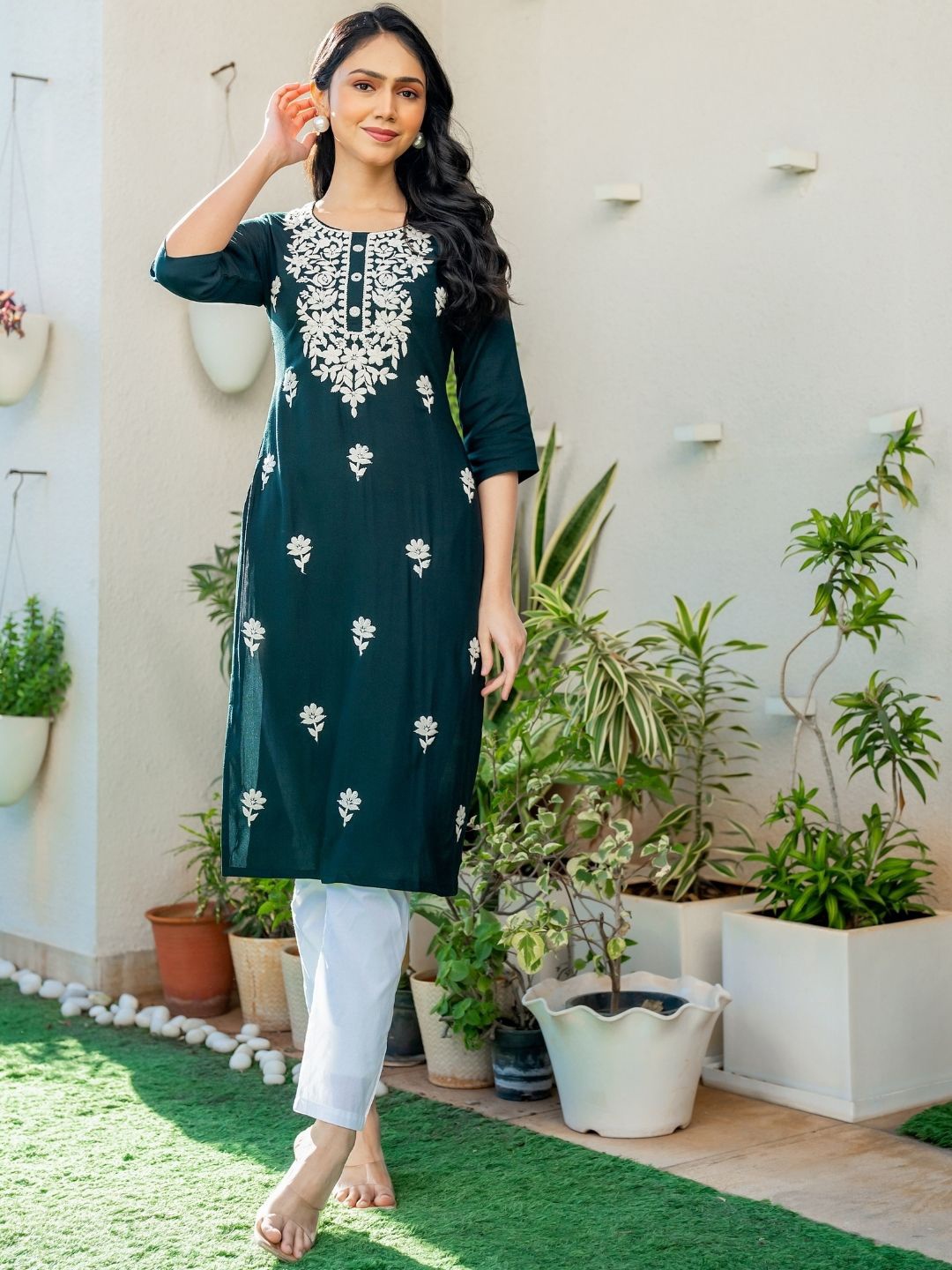 

PRETTY PALLU Floral Embroidered Round Neck Straight Kurta, Green