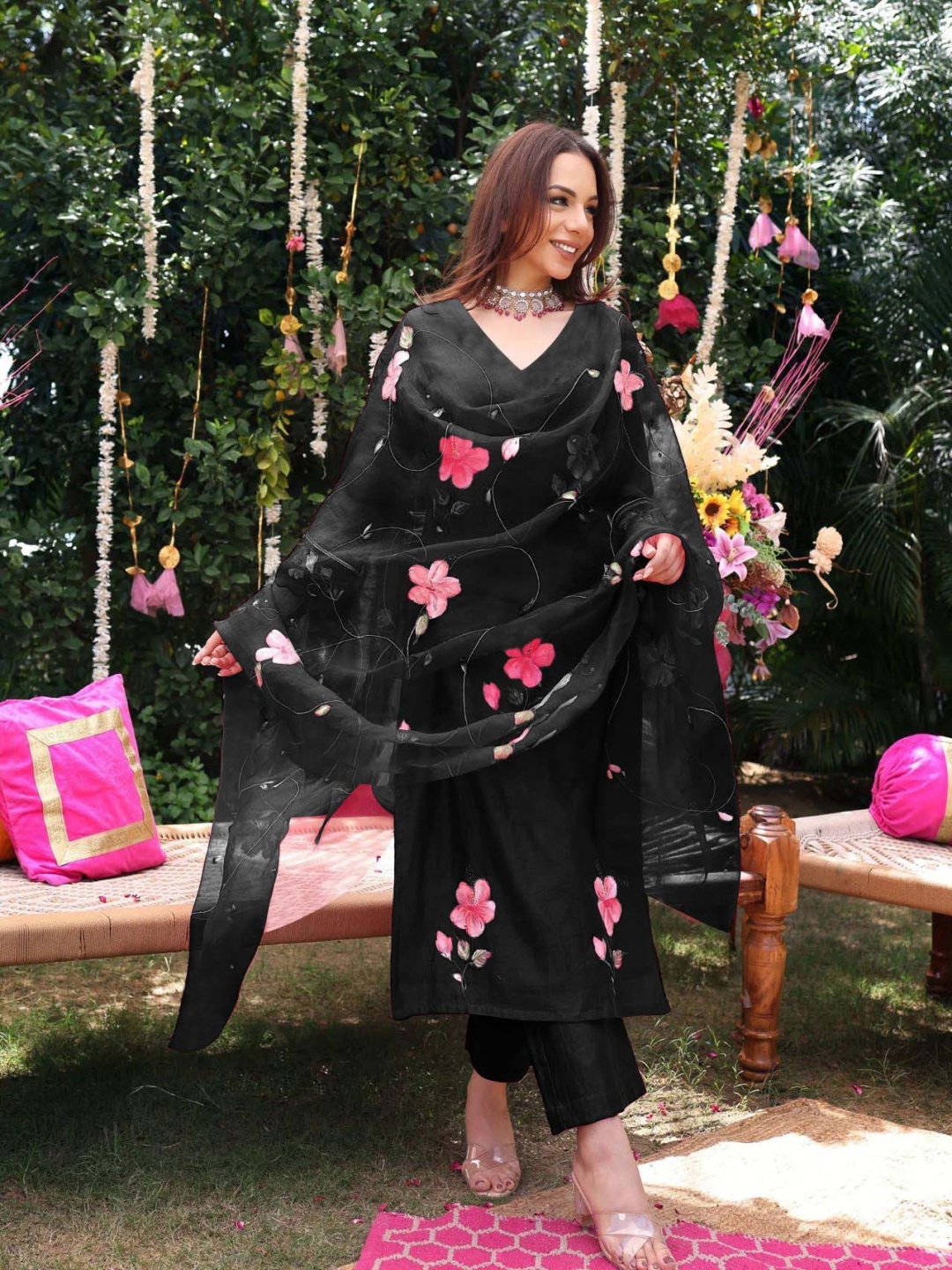 

DIVASTRI Floral Printed V-Neck Straight Kurta With Trouser And Dupatta, Black